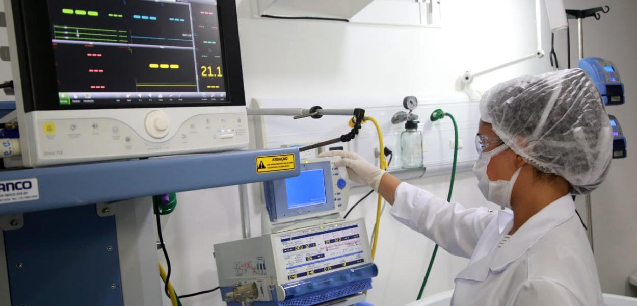 Médica confere aparelho usado contra coronavírus no Maranhão (Foto: Secap/MA) Médica confere aparelho usado contra coronavírus no Maranhão