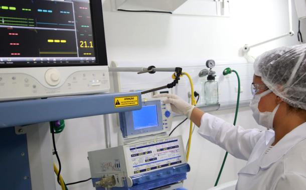 Médica confere aparelho usado contra coronavírus no Maranhão (Foto: Secap/MA) Médica confere aparelho usado contra coronavírus no Maranhão