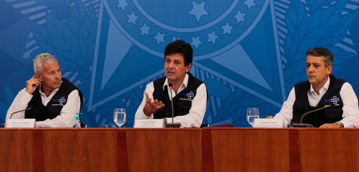 O ministro da Saúde, Luiz Henrique Mandetta, o secretário-executivo, João Gabbardo dos Reis, e o diretor do Departamento de Logística, Roberto Dias, durante a coletiva de imprensa e boletim diário, sobre à infecção pelo novo coronavírus no país (Foto: Marcello Casal JrAgência Brasil) O ministro da Saúde, Luiz Henrique Mandetta, o secretário-executivo, João Gabbardo dos Reis, e o diretor do Departamento de Logística, Roberto Dias, durante a coletiva de imprensa e boletim diário, sobre à infecção pelo novo coronavírus no país
