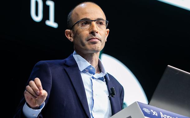 Yuval Noah Harari (Foto: World Economic Forum/Ciaran Mc) Yuval Noah Harari