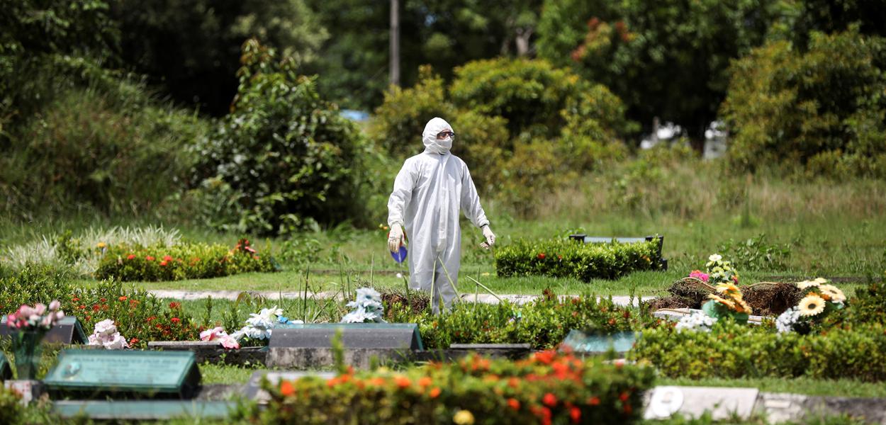 Um coveiro é visto durante o enterro de Ester Melo da Silva, 67 anos, que morreu em razão da doença por coronavírus (COVID-19), no cemitério Parque Tarumã em Manaus, AM, Brasil. (Foto: REUTERS/Bruno Kelly) Um coveiro é visto durante o enterro de Ester Melo da Silva, 67 anos, que morreu em razão da doença por coronavírus (COVID-19), no cemitério Parque Tarumã em Manaus, AM, Brasil.