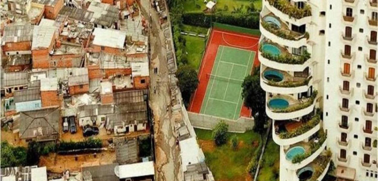 Favela de Paraisópolis ao lado de prédio luxuoso no Morumbi Favela de Paraisópolis ao lado de prédio luxuoso no Morumbi
