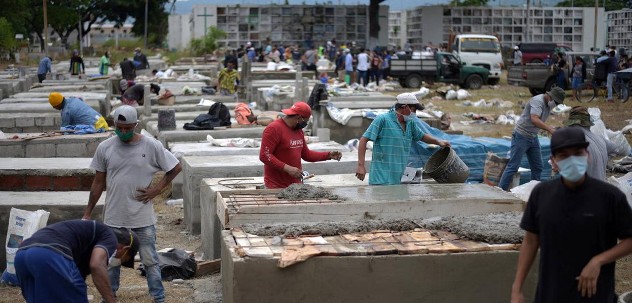 Cemitério Angela Maria Canalis, onde estão construindo mais túmulos em Guayaquil, Equador (Foto: REUTERS/Vicente Gaibor del Pino) Cemitério Angela Maria Canalis, onde estão construindo mais túmulos em Guayaquil, Equador