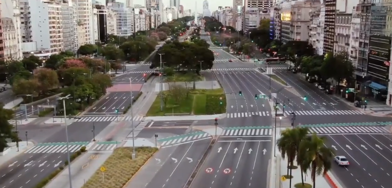 Avenida 9 de Julho, principal de Buenos Aires, vazia (Foto: Reprodução/Twitter/Cidade de Buenos AIres) Avenida 9 de Julho, principal de Buenos Aires, vazia
