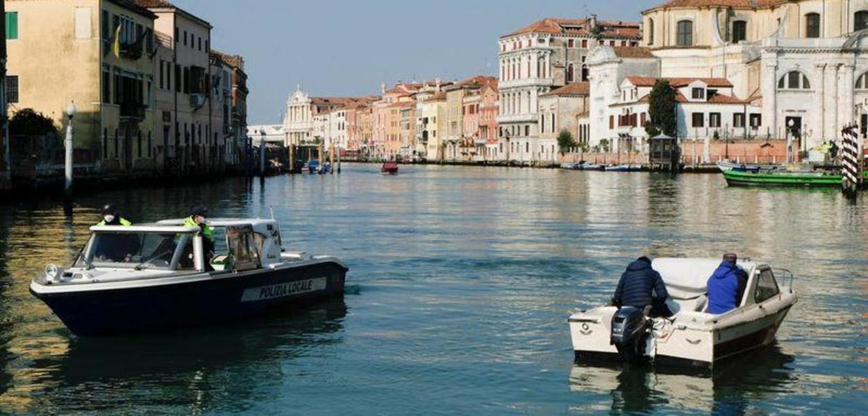Policiais conferem documentação de barco em canal de Veneza, na Itália 14/04/2020 (Foto: REUTERS/Manuel Silvestri) Policiais conferem documentação de barco em canal de Veneza, na Itália 14/04/2020