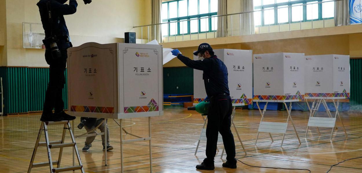 Funcionários de uma empresa de limpeza preparam uma sala que vai servir de seção eleitoral durante as eleições legislativas na Coreia do Sul, na quarta-feira, 15 de abril de 2020 (Foto: REUTERS - KIM HONG-JI) Funcionários de uma empresa de limpeza preparam uma sala que vai servir de seção eleitoral durante as eleições legislativas na Coreia do Sul, na quarta-feira, 15 de abril de 2020