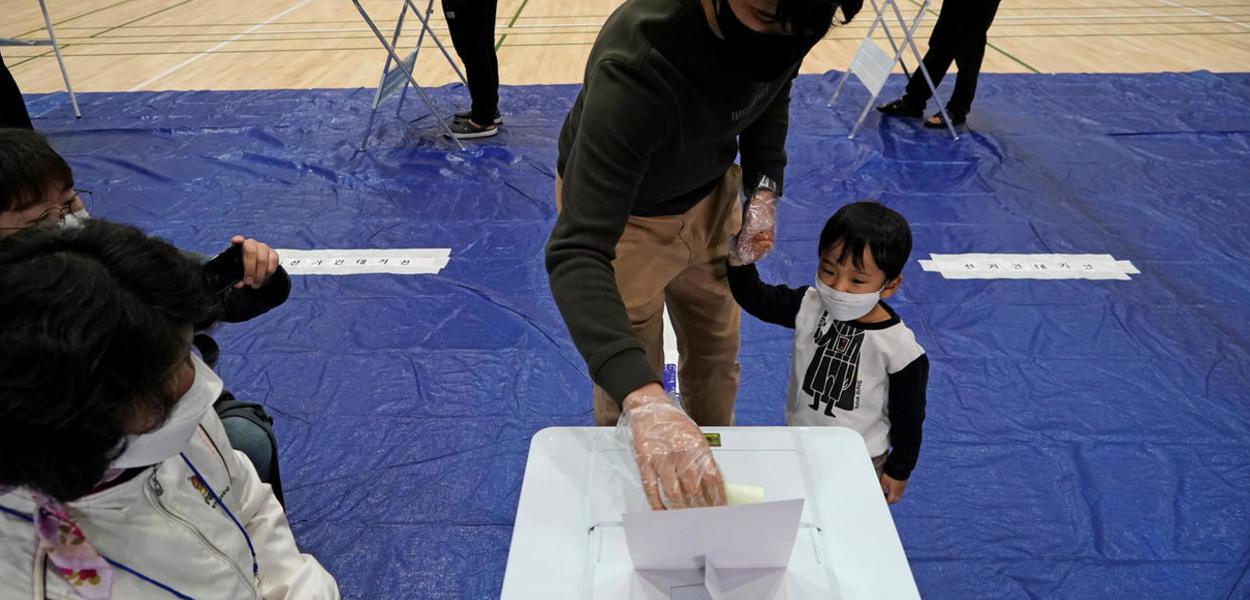 Eleitores votam na Coreia do Sul durante epidemia de coronavírus (Foto: REUTERS/Kim Hong-Ji REUTERS - KIM HONG-JI) Eleitores votam na Coreia do Sul durante epidemia de coronavírus