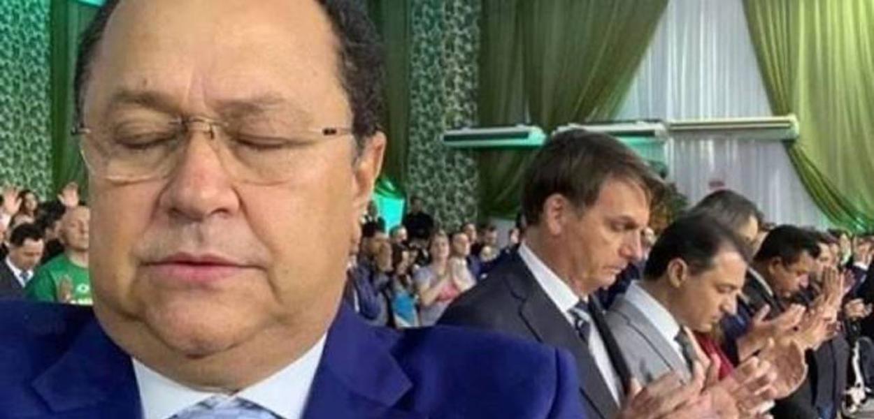 Deputado Silas Câmara tira selfie durante culto com Jair Bolsonaro (Foto: Reprodução) Deputado Silas Câmara tira selfie durante culto com Jair Bolsonaro