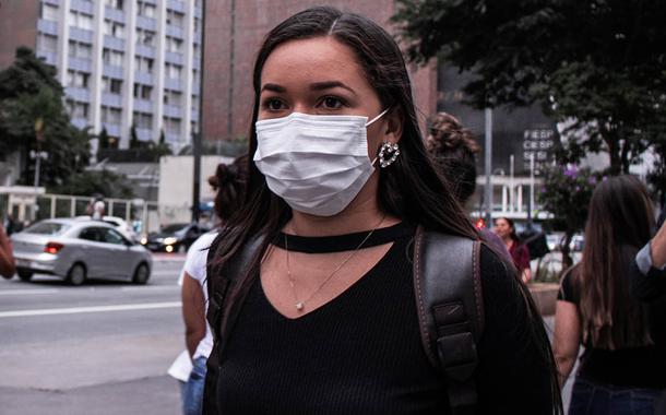 São Paulo SP 18 03 2020-Protegidos com mascaras por causa da pandemia do Coronavírus paulistanos caminham na avenida Paulista . foto - Guilherme Gandolfi (Foto: Guilherme Gandolfi) São Paulo SP 18 03 2020-Protegidos com mascaras por causa da pandemia do Coronavírus paulistanos caminham na avenida Paulista . foto - Guilherme Gandolfi