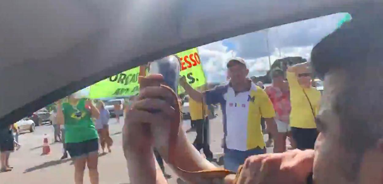 Guga Noblat toca berrante para manifestantes pró-AI-5 em Brasília