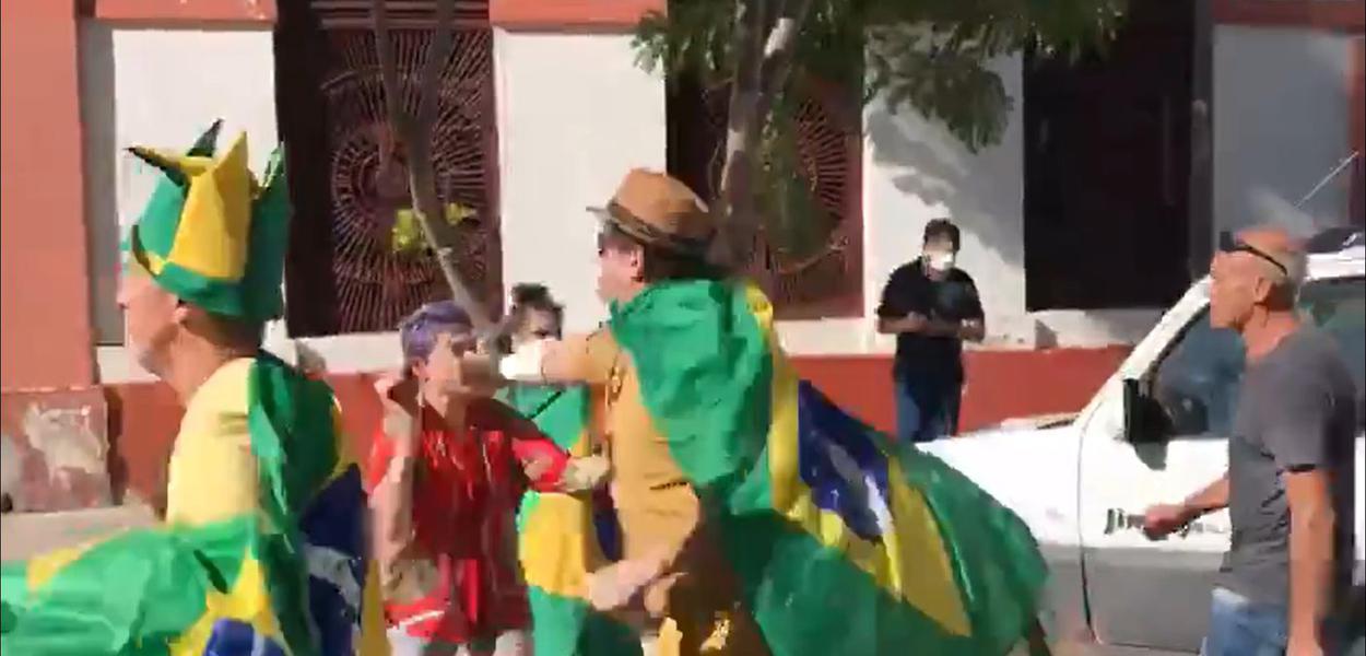 Bolsonarista agride casal de vermelho em ato por intervenção militar em Porto Alegre (Foto: Reprodução) Bolsonarista agride casal de vermelho em ato por intervenção militar em Porto Alegre