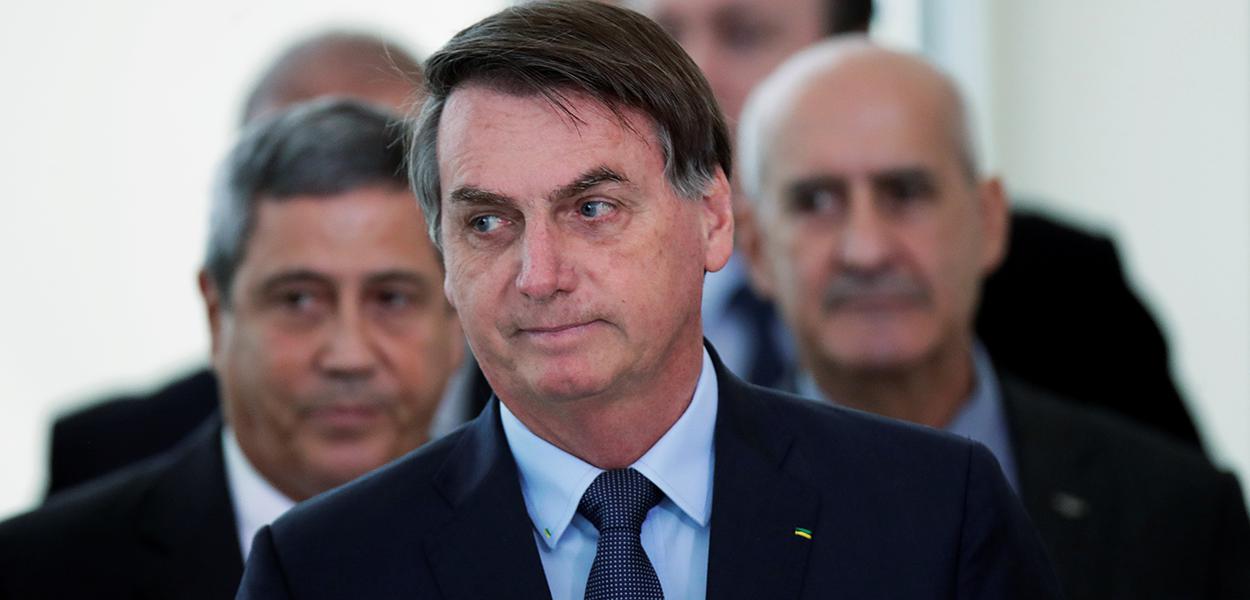 Presidente Jair Bolsonaro conversa com apoiadores ao deixar o Palácio da Alvorada em Brasília (Foto: REUTERS/Ueslei Marcelino) Presidente Jair Bolsonaro conversa com apoiadores ao deixar o Palácio da Alvorada em Brasília