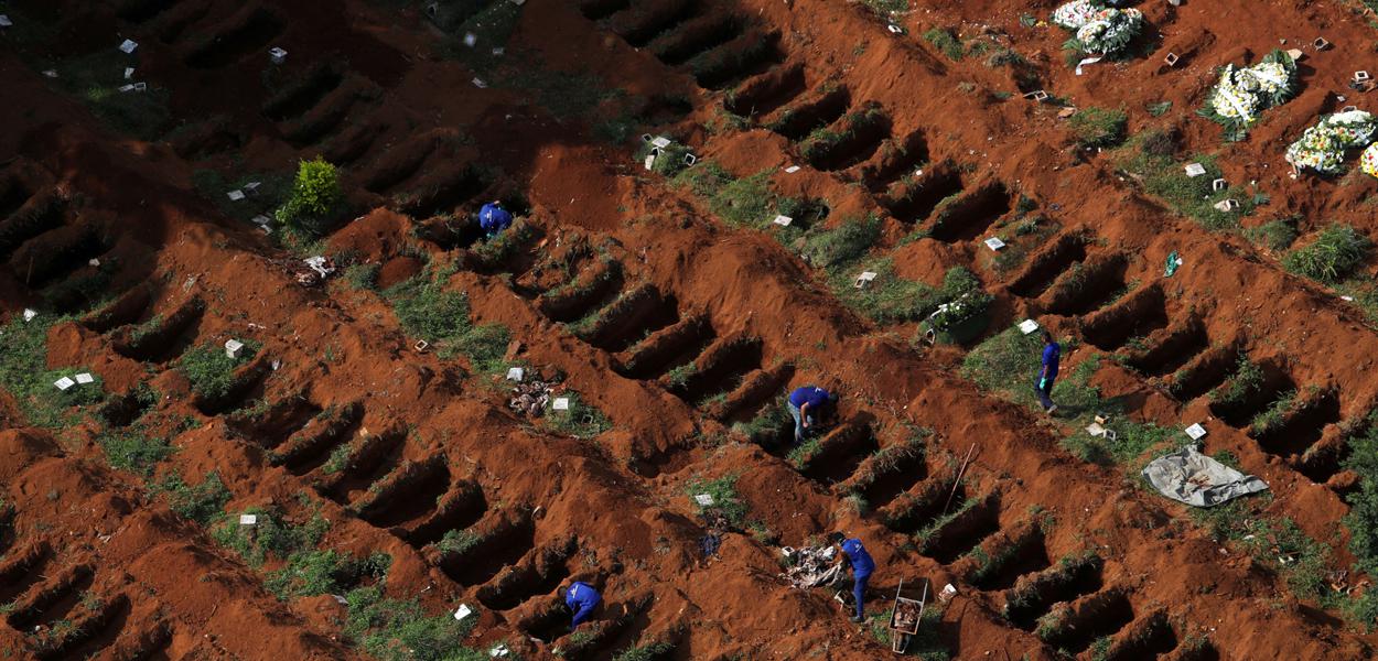 Covas são abertas no cemitério de Vila Formosa em São Paulo 02/04/2020 (Foto: REUTERS/Amanda Perobelli) Covas são abertas no cemitério de Vila Formosa em São Paulo 02/04/2020