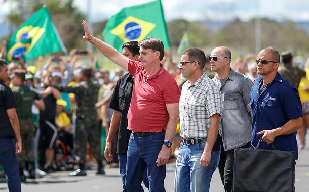 Bolsonaro participa de ato por intervenção militar (Foto: Ueslei Marcelino/Reuters) Bolsonaro participa de ato por intervenção militar