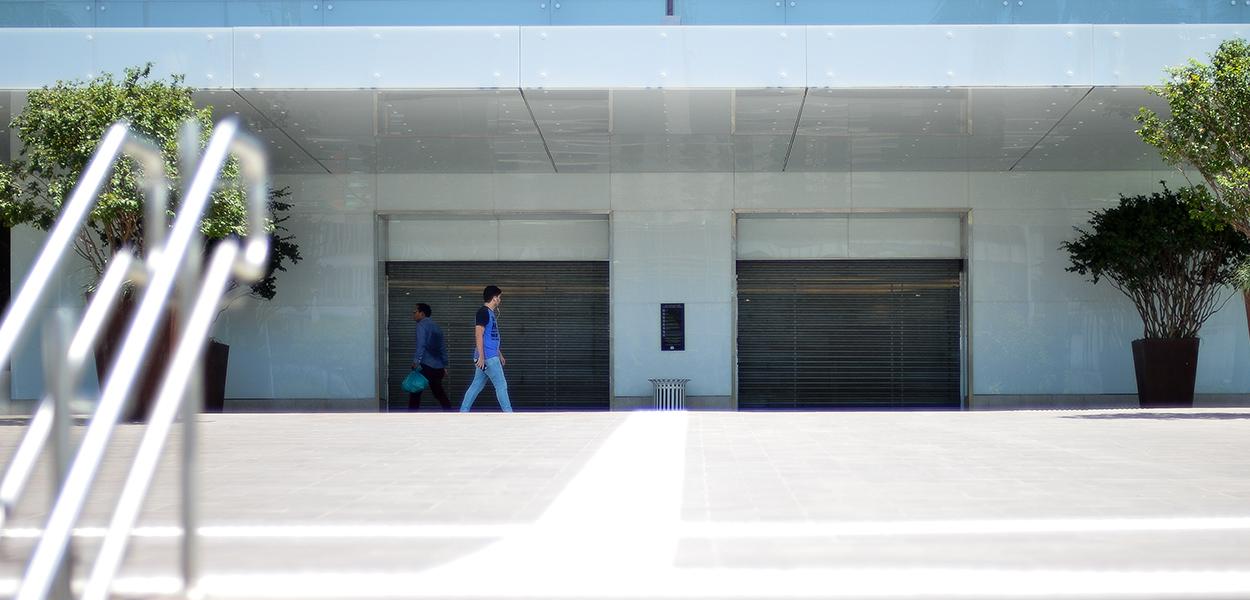 Com objetivo de evitar o contágio por covid-19, doença respiratória causada pelo novo coronavírus, o governo do Distrito Federal, decretou o fechamento de todos os shoppings de Brasília (Foto: Marcello Casal Jr/Agência Brasil) Com objetivo de evitar o contágio por covid-19, doença respiratória causada pelo novo coronavírus, o governo do Distrito Federal, decretou o fechamento de todos os shoppings de Brasília