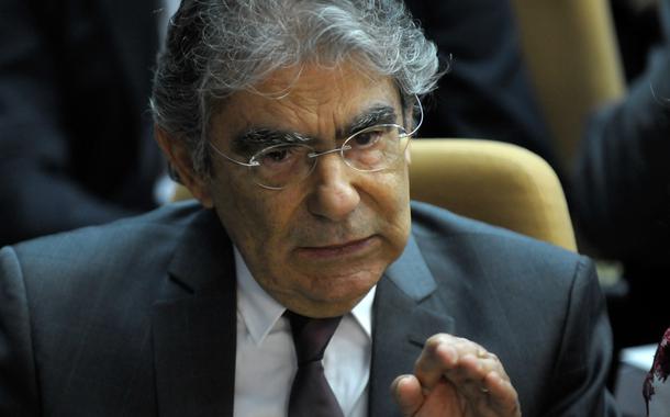 Ayres Britto aponta crime de responsabilidade de Bolsonaro