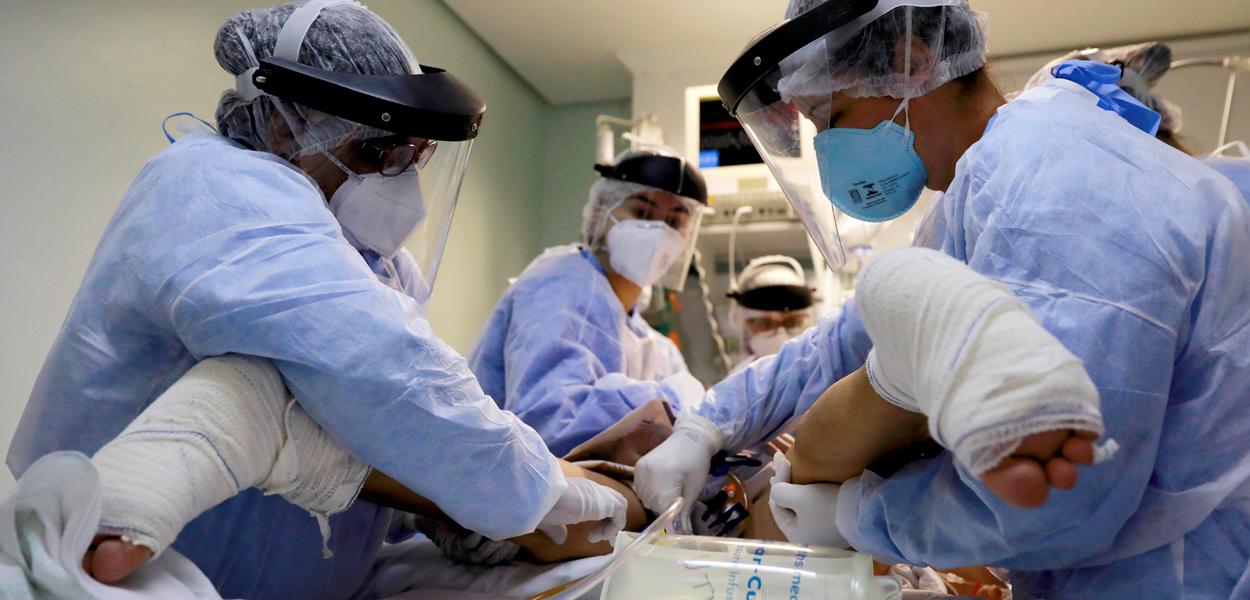 Profissionais de saúde cuidam de paciente em UTI de hospital em Porto Alegre (RS) durante pandemia de coronavírus 17/04/2020 (Foto: REUTERS/Diego Vara) Profissionais de saúde cuidam de paciente em UTI de hospital em Porto Alegre (RS) durante pandemia de coronavírus 17/04/2020