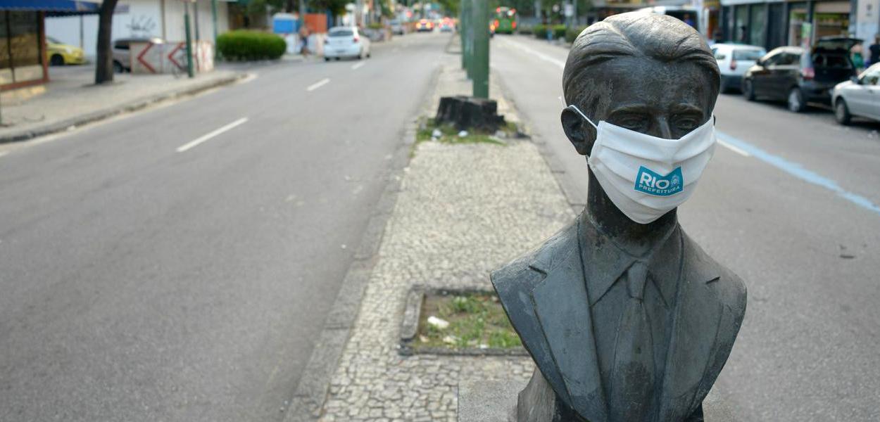 Estátua ganha máscara para incentivar a população a se proteger (Foto: Marco Antonio Rezende/Prefeitura do Rio) Estátua ganha máscara para incentivar a população a se proteger