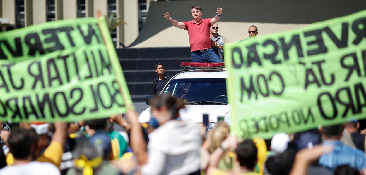Bolsonaro participa de manifestação antidemocrática no domingo 19/04/2020 (Foto: REUTERS/Ueslei Marcelino) Bolsonaro participa de manifestação antidemocrática no domingo 19/04/2020