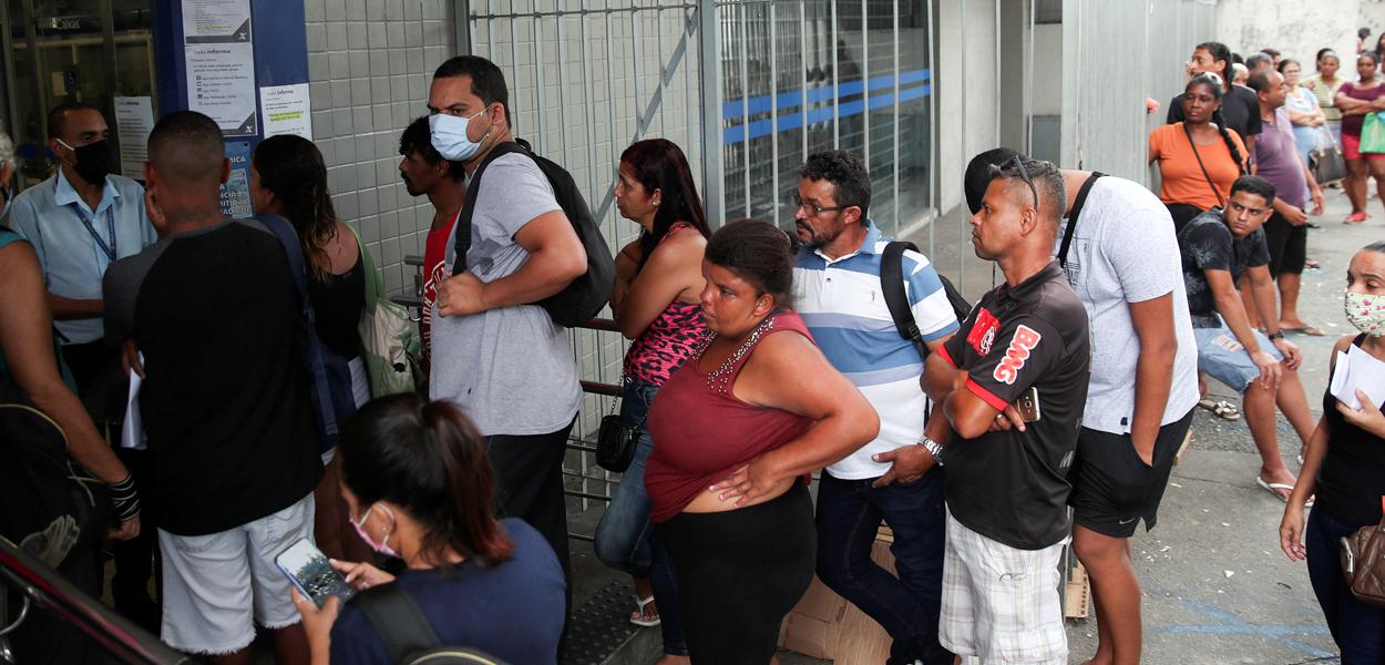 Fila para receber auxílio emergencial no Rio de Janeiro 15/4/2020 (Foto: REUTERS/Ricardo Moraes) Fila para receber auxílio emergencial no Rio de Janeiro 15/4/2020