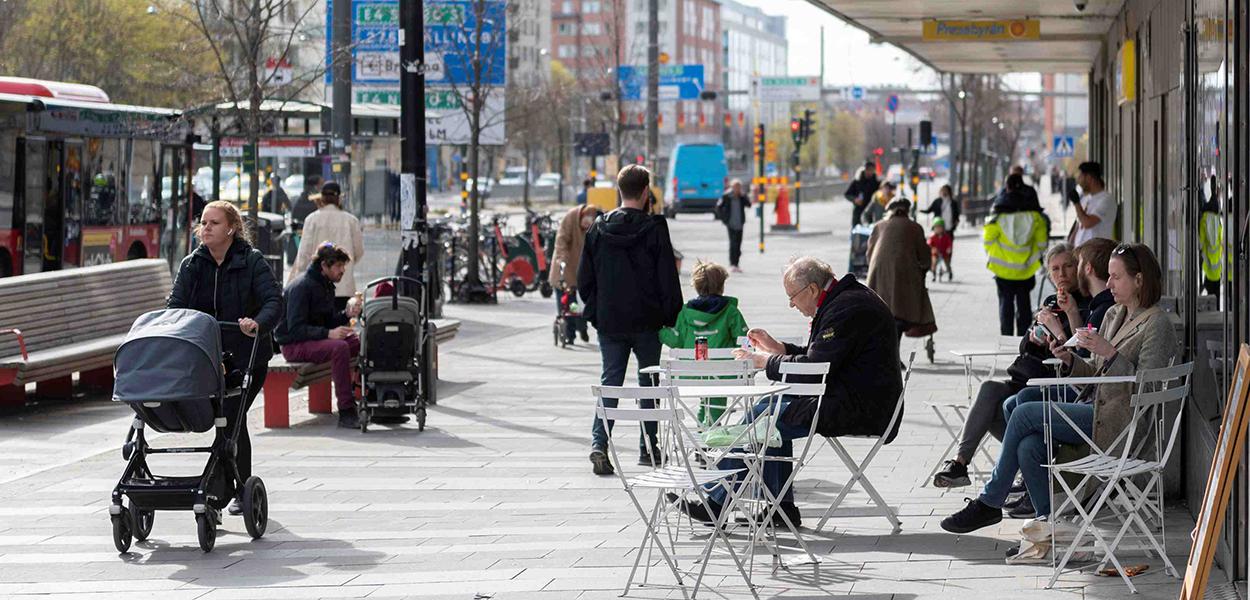 Governo sueco não adotou medidas efetivas de prevenção, deixando bares e comércio abertos (Foto: Reuters) Governo sueco não adotou medidas efetivas de prevenção, deixando bares e comércio abertos