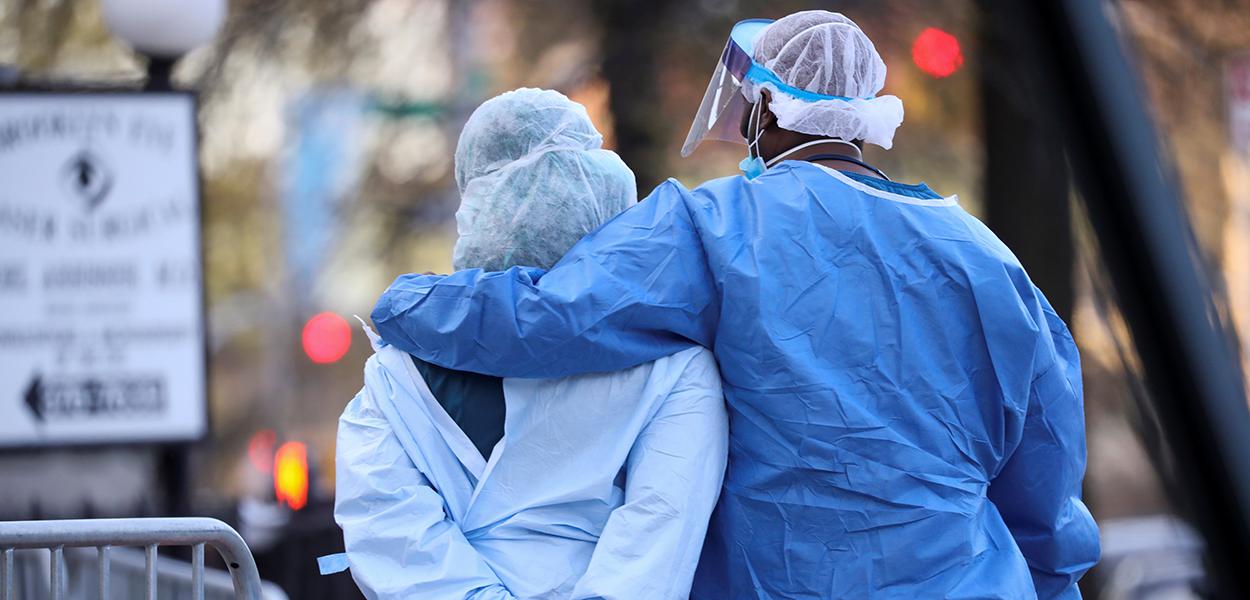 Agentes de saúde fazem caminhada durante pausa no expediente em hospital de Nova York (Foto: REUTERS/Caitlin Ochs) Agentes de saúde fazem caminhada durante pausa no expediente em hospital de Nova York