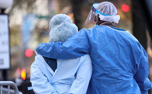 Agentes de saúde fazem caminhada durante pausa no expediente em hospital de Nova York (Foto: REUTERS/Caitlin Ochs) Agentes de saúde fazem caminhada durante pausa no expediente em hospital de Nova York