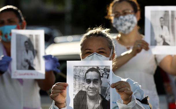 Profissionais de saúde com roupa de proteção prestam homenagem a colegas mortos pelo novo coronavírus em Manaus 27/04/2020 (Foto: REUTERS/Bruno Kelly) Profissionais de saúde com roupa de proteção prestam homenagem a colegas mortos pelo novo coronavírus em Manaus 27/04/2020