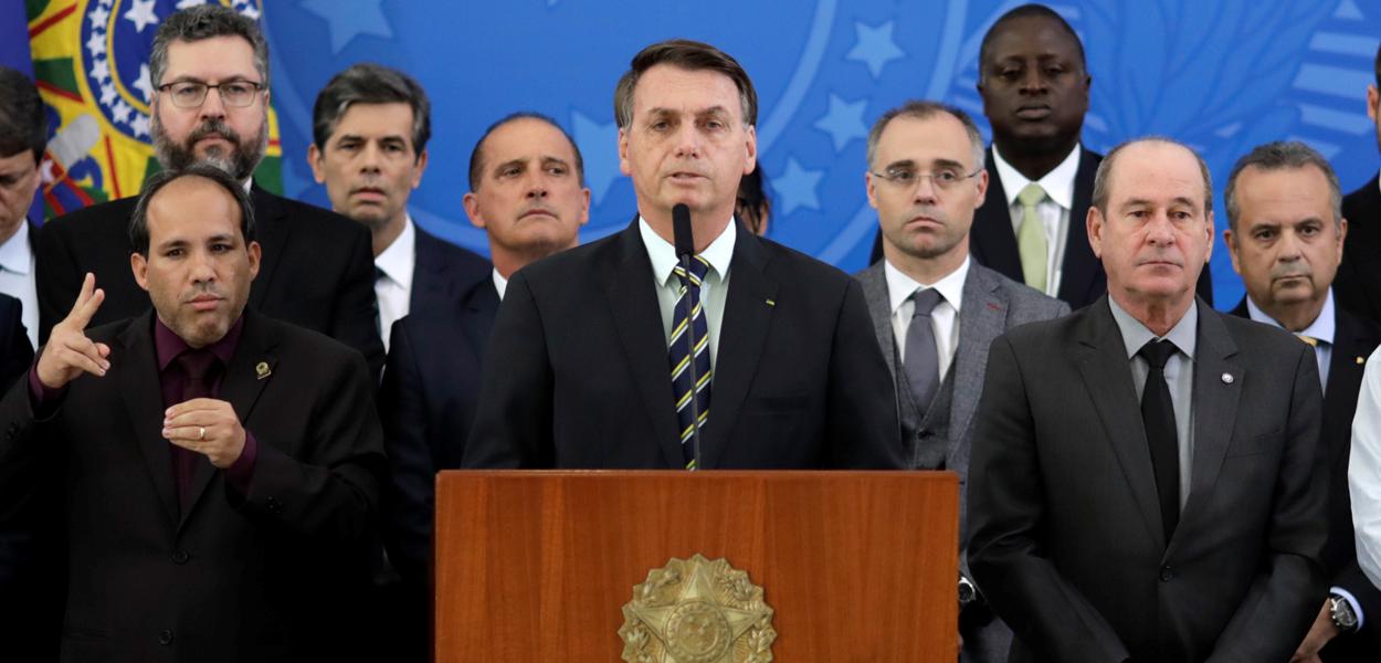 Bolsonaro durante pronunciamento no Palácio do Planalto 24/4/2020 (Foto: REUTERS/Ueslei Marcelino) Bolsonaro durante pronunciamento no Palácio do Planalto 24/4/2020