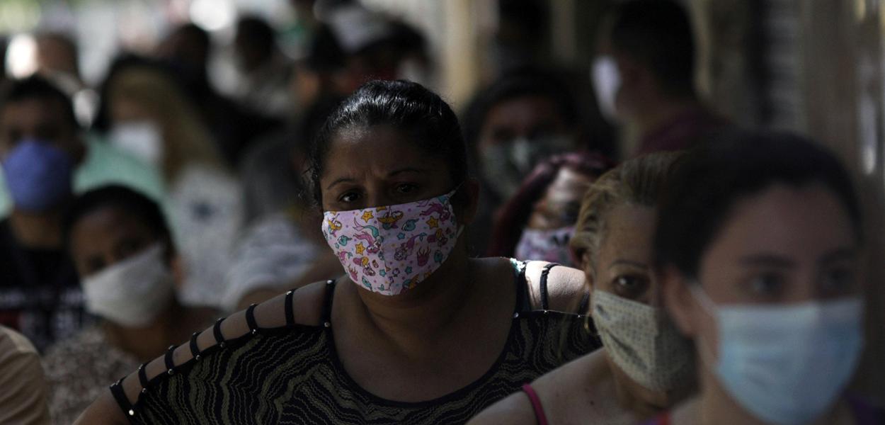 Fila de pessoas em busca de receber o auxílio emergencial em agência da Caixa no Rio de Janeiro 27/04/2020 (Foto: REUTERS/Ricardo Moraes) Fila de pessoas em busca de receber o auxílio emergencial em agência da Caixa no Rio de Janeiro 27/04/2020