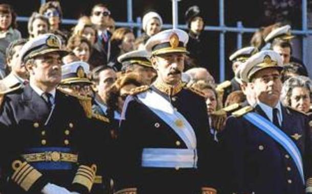 Junta militar da Argentina. Ao centro, o ditador Rafael Videla