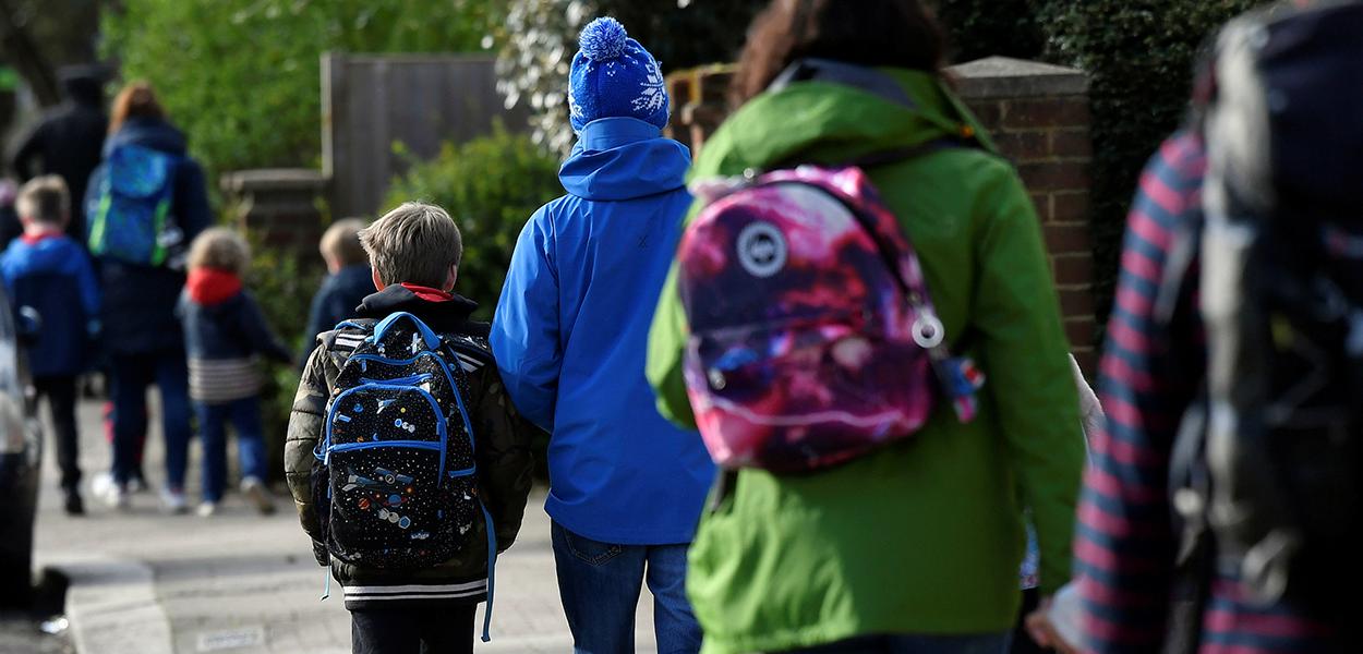 Crianças caminham para a escola em Londres (Foto: REUTERS/Toby Melville) Crianças caminham para a escola em Londres