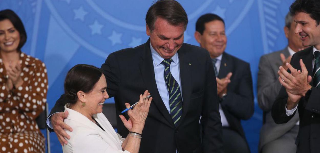 Brasilia DF 04 03 2020 O presidente Jair Bolsonaro dá posse à secretária especial da Cultura do Ministério do Turismo, Regina Duarte foto Antonio Cruz/Ag. Brasil (Foto: Antonio Cruz/Agência Brasil) Brasilia DF 04 03 2020 O presidente Jair Bolsonaro dá posse à secretária especial da Cultura do Ministério do Turismo, Regina Duarte foto Antonio Cruz/Ag. Brasil