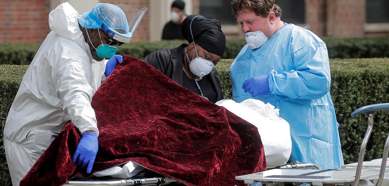 Profissionais de saúde se preparam para transferir o corpo de uma pessoa que morreu no Kingsbrook Jewish Medical Center durante o surto da doença por coronavírus (COVID-19), no bairro de Brooklyn, em Nova York, EUA (Foto: REUTERS/Brendan McDermid) Profissionais de saúde se preparam para transferir o corpo de uma pessoa que morreu no Kingsbrook Jewish Medical Center durante o surto da doença por coronavírus (COVID-19), no bairro de Brooklyn, em Nova York, EUA