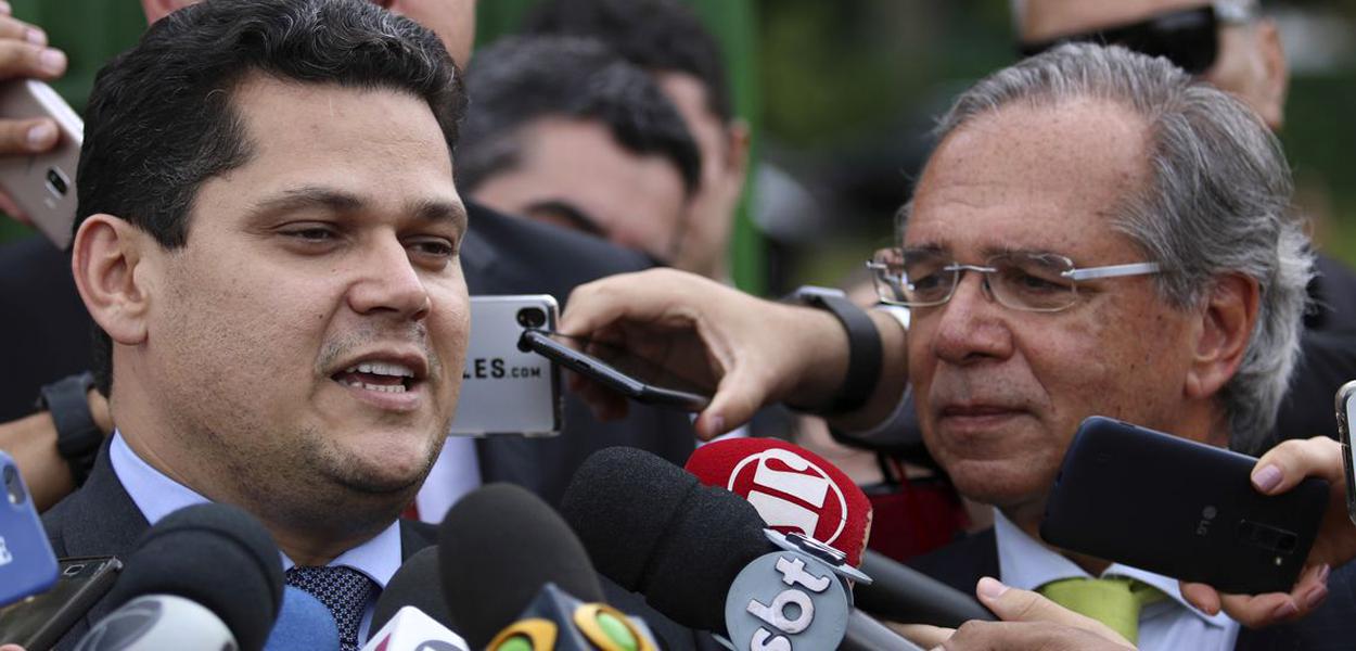 O presidente do Senado, Davi Alcolumbre, e o ministro da Economia, Paulo Guedes, falam ࠩmprensa aps se reunirem na residꮣia oficial da Presidꮣia do Senado. (Foto: Fabio Rodrigues Pozzebom/Agência Brasil) O presidente do Senado, Davi Alcolumbre, e o ministro da Economia, Paulo Guedes, falam ࠩmprensa aps se reunirem na residꮣia oficial da Presidꮣia do Senado.