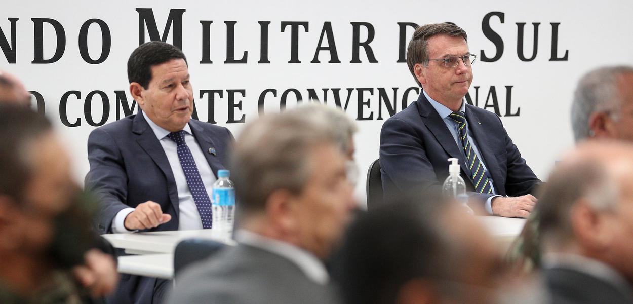 (Porto Alegre - RS, 30/04/2020) Sem Mascara o Presidente da República Jair Bolsonaroe o vice durante Solenidade de transmissão do cargo de Comandante Militar do Sul (Foto: Marcos Corrêa/PR) (Porto Alegre - RS, 30/04/2020) Sem Mascara o Presidente da República Jair Bolsonaroe o vice durante Solenidade de transmissão do cargo de Comandante Militar do Sul