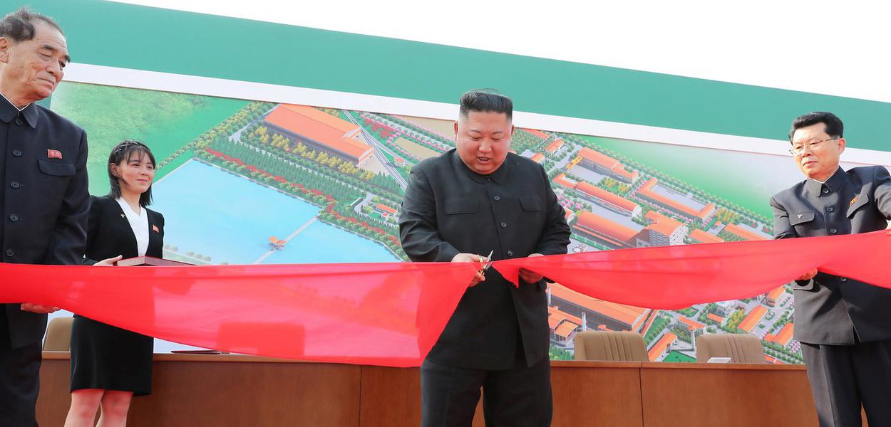 Kim Jong-un inaugura fábrica de fertilizantes em Pyongyang, na Coreia do Norte, neste sábado (2) (Foto: KCNA via Reuters) Kim Jong-un inaugura fábrica de fertilizantes em Pyongyang, na Coreia do Norte, neste sábado (2)