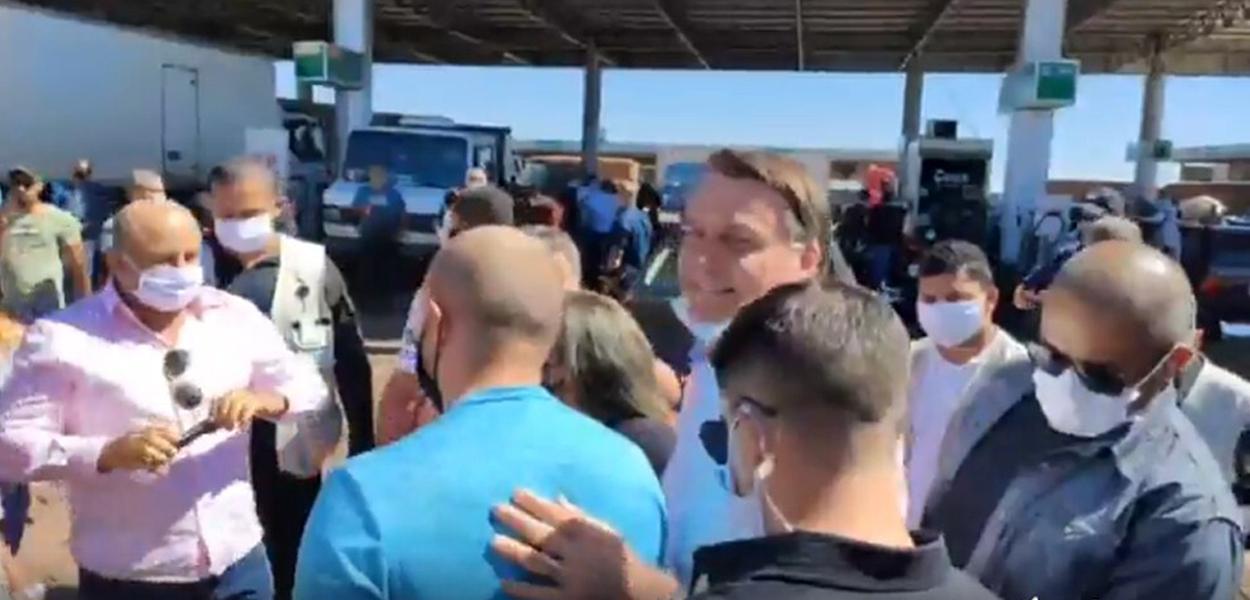 Jair Bolsonaro e apoiadores (Foto: Reprodução) Jair Bolsonaro e apoiadores