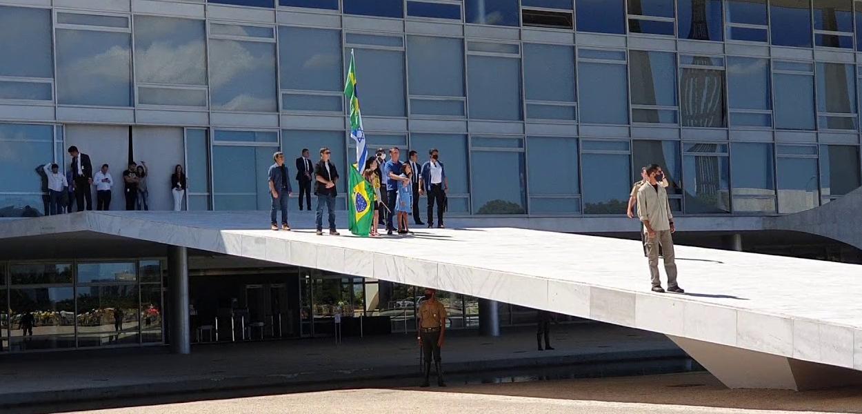 Jair Bolsonaro participa de ato em Brasília, em frente ao Palácio do Planalto (Foto: Reprodução/YouTube) Jair Bolsonaro participa de ato em Brasília, em frente ao Palácio do Planalto