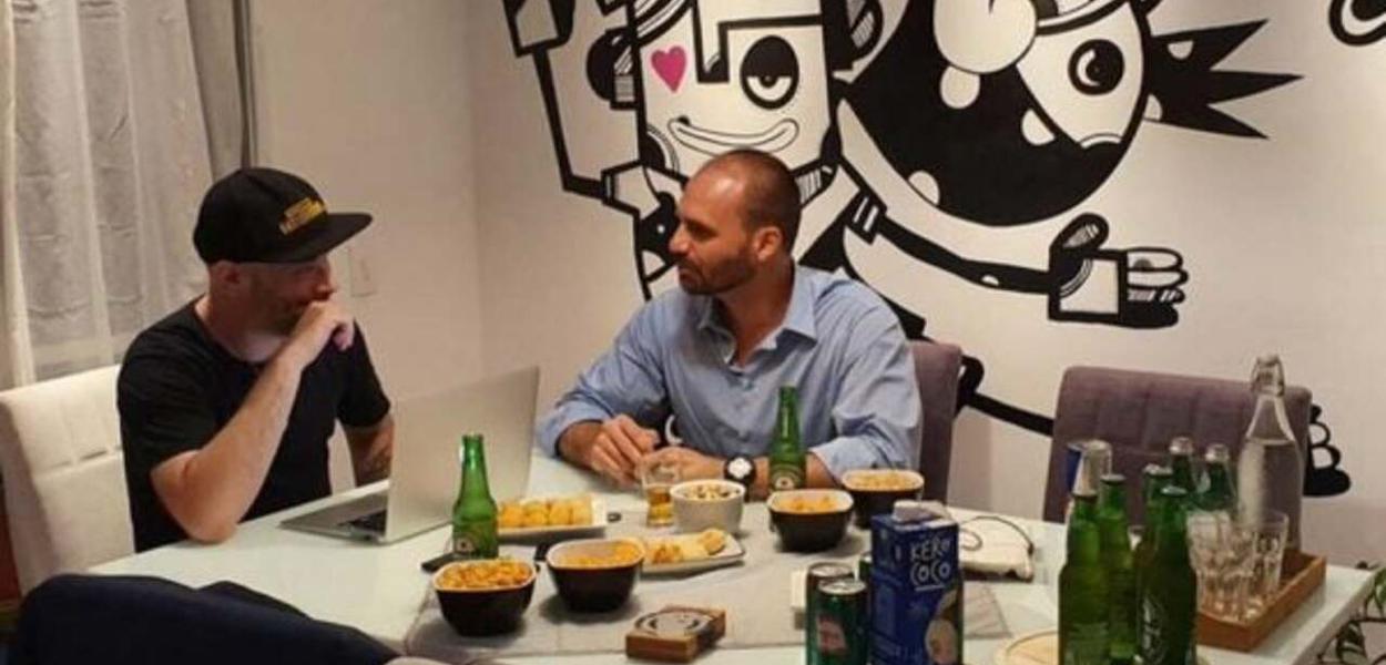 O publicitário Leonardo Oliveira e Eduardo Bolsonaro em foto anexada no documento encaminhado para a CPMI das Fake News (Foto: Reprodução) O publicitário Leonardo Oliveira e Eduardo Bolsonaro em foto anexada no documento encaminhado para a CPMI das Fake News