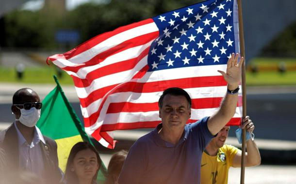 Em manifestação contra a democracia, bolsonaristas levam ao Planalto a bandeira dos EUA (Foto: Divulgação redes sociais) Em manifestação contra a democracia, bolsonaristas levam ao Planalto a bandeira dos EUA