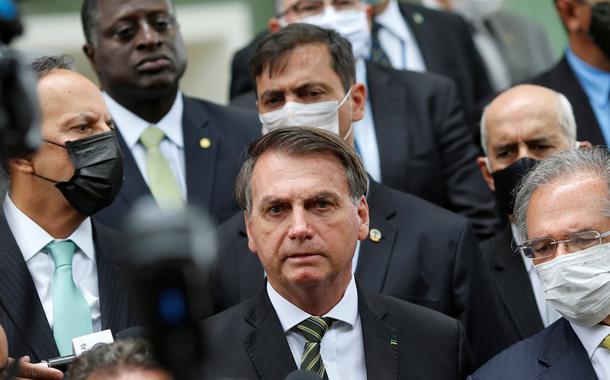 Bolsonaro e Guedes falam com jornalistas após audiência com o presidente do Supremo, Dias Toffoli. 07/05/2020 (Foto: ADRIANO MACHADO/Reuters) Bolsonaro e Guedes falam com jornalistas após audiência com o presidente do Supremo, Dias Toffoli. 07/05/2020