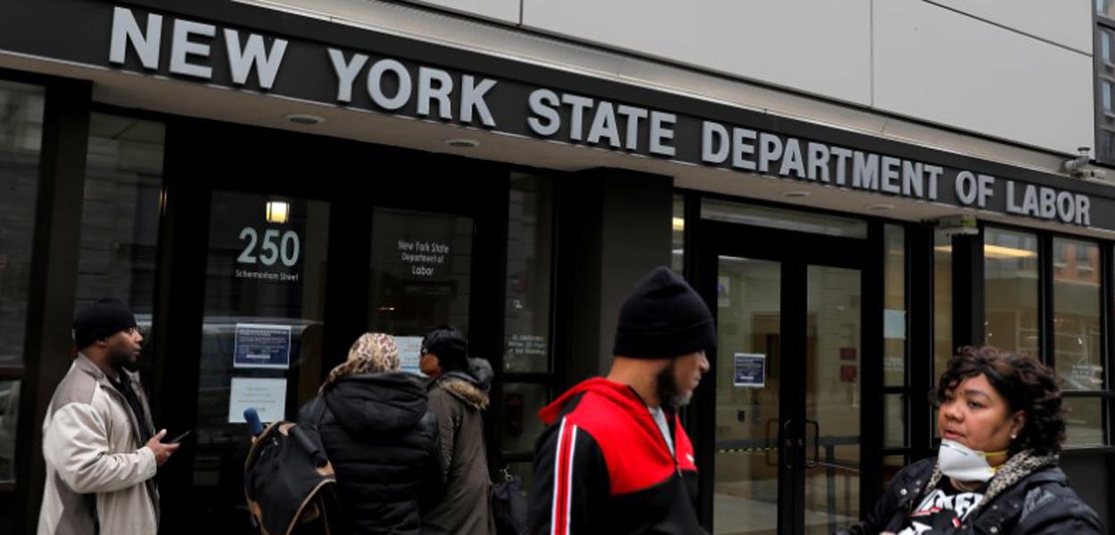 Pessoas se reúnem em frente ao Departamento do Trabalho do Estado de Nova York 20/03/2020 (Foto: REUTERS/Andrew Kelly) Pessoas se reúnem em frente ao Departamento do Trabalho do Estado de Nova York 20/03/2020