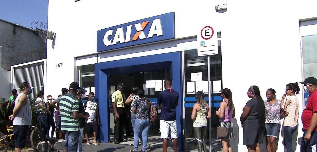 Filas para recebimento do auxílio emergencial (Foto: Reprodução) Filas para recebimento do auxílio emergencial