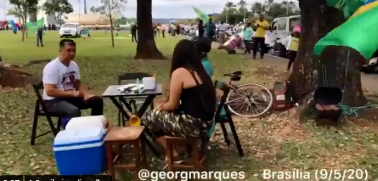 Apoiadores de Bolsonaro fazem churrasco na Esplanada dos Ministérios, Brasília (Foto: Reprodução/Twitter George Marques) Apoiadores de Bolsonaro fazem churrasco na Esplanada dos Ministérios, Brasília