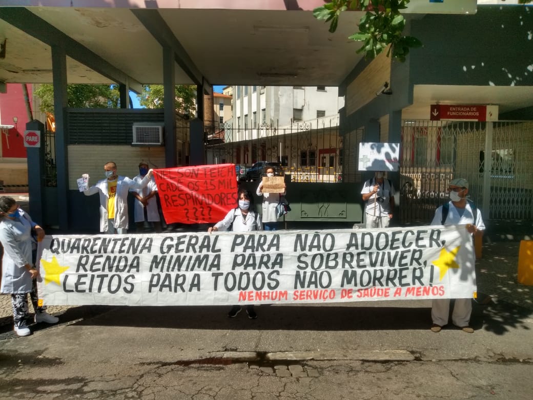 Profissionais de saúde realizam protesto em frente ao Hospital Federal de Bonsucesso, no Rio, durante visita do ministro da Saúde, Nelson Teich (Foto: reprodução) Profissionais de saúde realizam protesto em frente ao Hospital Federal de Bonsucesso, no Rio, durante visita do ministro da Saúde, Nelson Teich