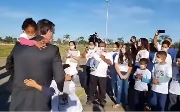 Bolsonaro abraça crianças em meio à pandemia Bolsonaro abraça crianças em meio à pandemia