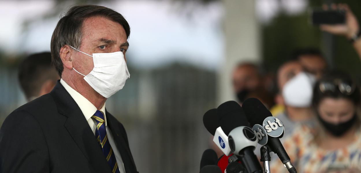 O presidente Jair Bolsonaro fala à imprensa no Palácio da Alvorada (Foto: Marcello Casal Jr/Agência Brasil) www.brasil247.com - O presidente Jair Bolsonaro fala à imprensa no Palácio da Alvorada