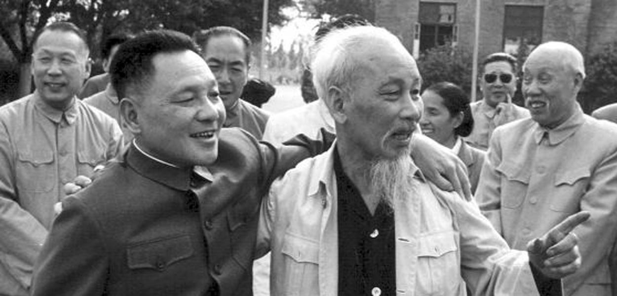 Ho Chi Minh (D) ao lado do ex-líder supremo da China Deng Xiaoping (E) (Foto: Reuters) Ho Chi Minh (D) ao lado do ex-líder supremo da China Deng Xiaoping (E)