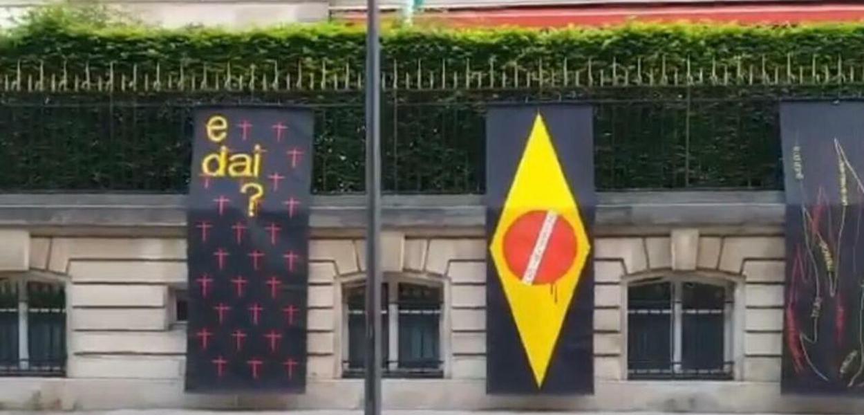 Muro da embaixada do Brasil na França (Foto: Divulgação) Muro da embaixada do Brasil na França